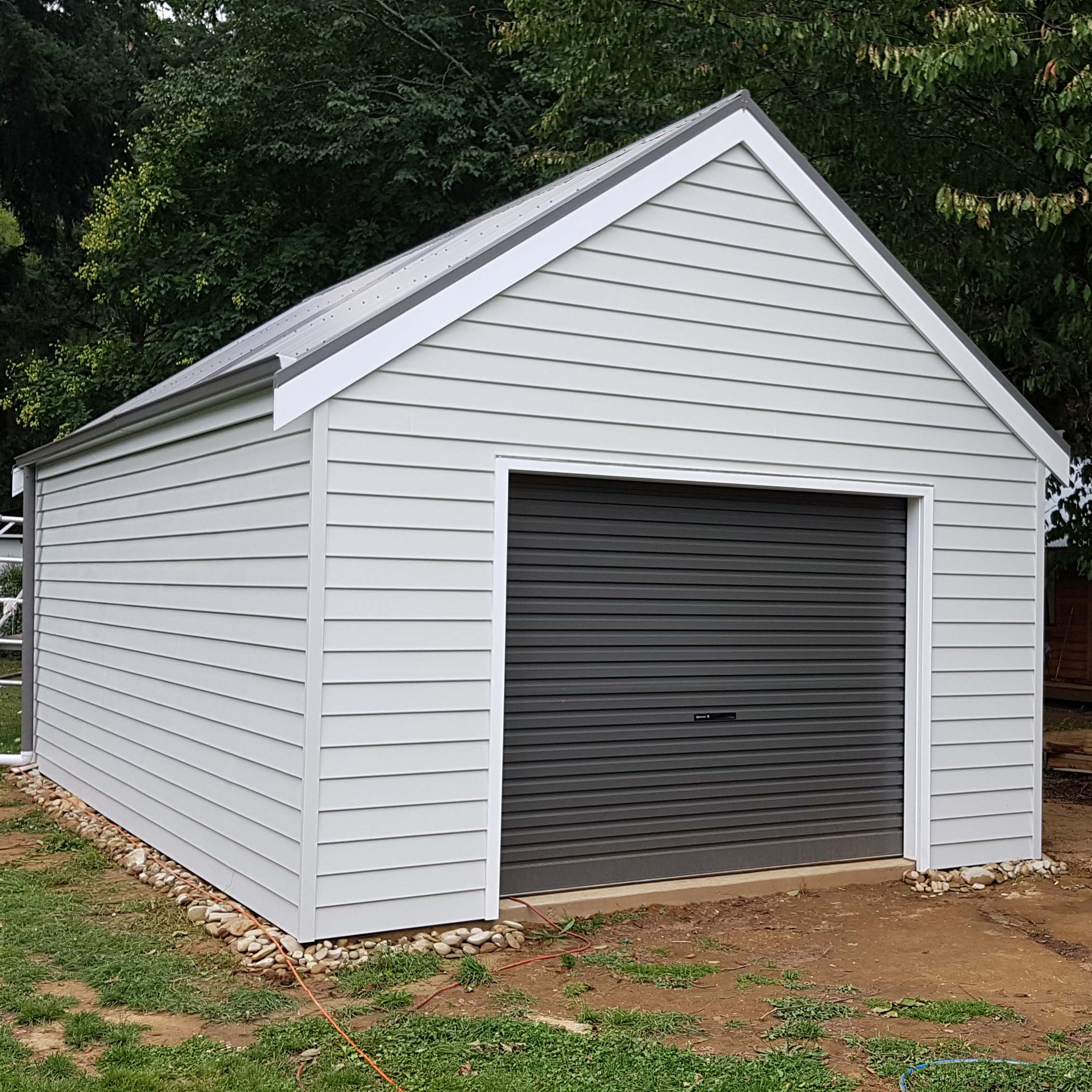 Freestanding garage / shed